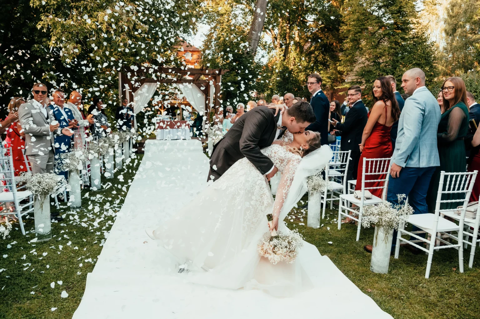 Kasia i Radek — radość po ceremonii w ogrodzie.