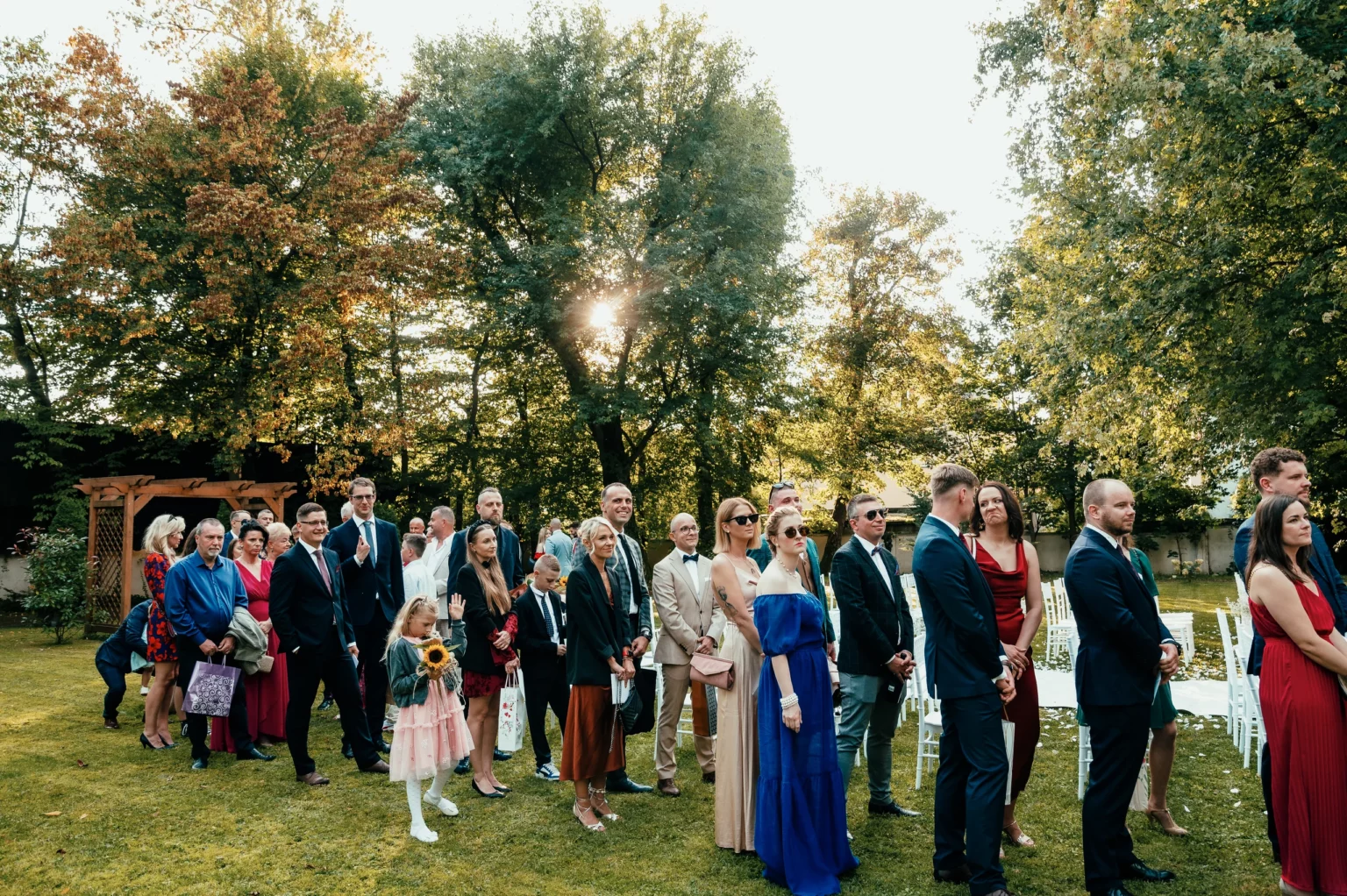 Kasia i Radek — pamiątkowe zdjęcie gości w ogrodzie.
