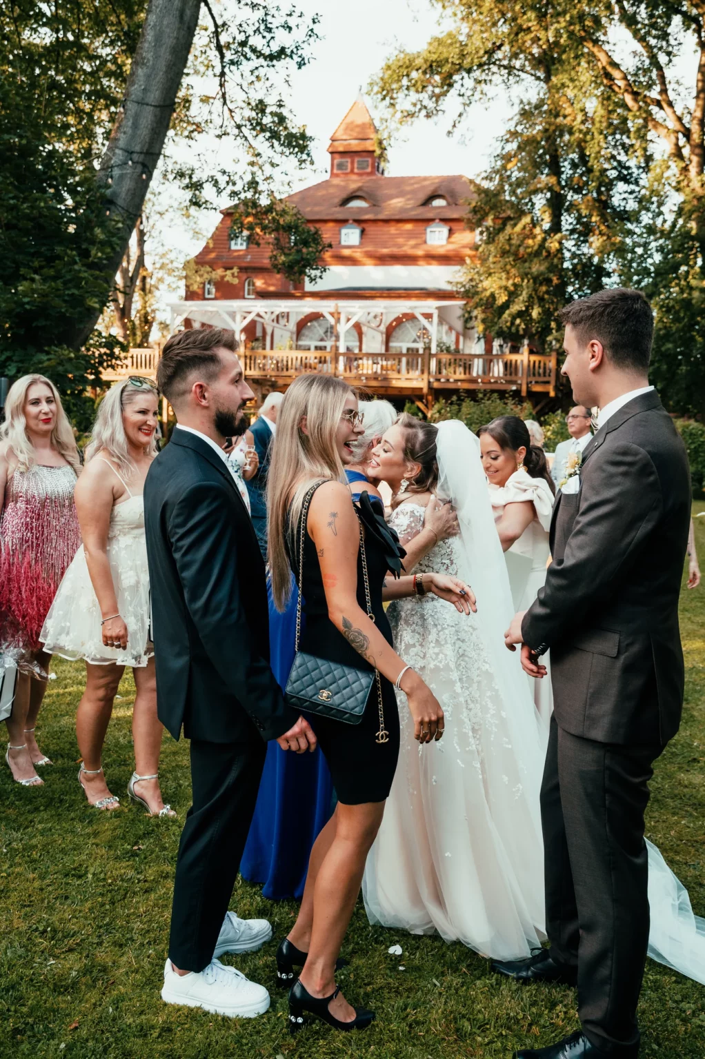 Kasia i Radek — goście w eleganckich strojach.