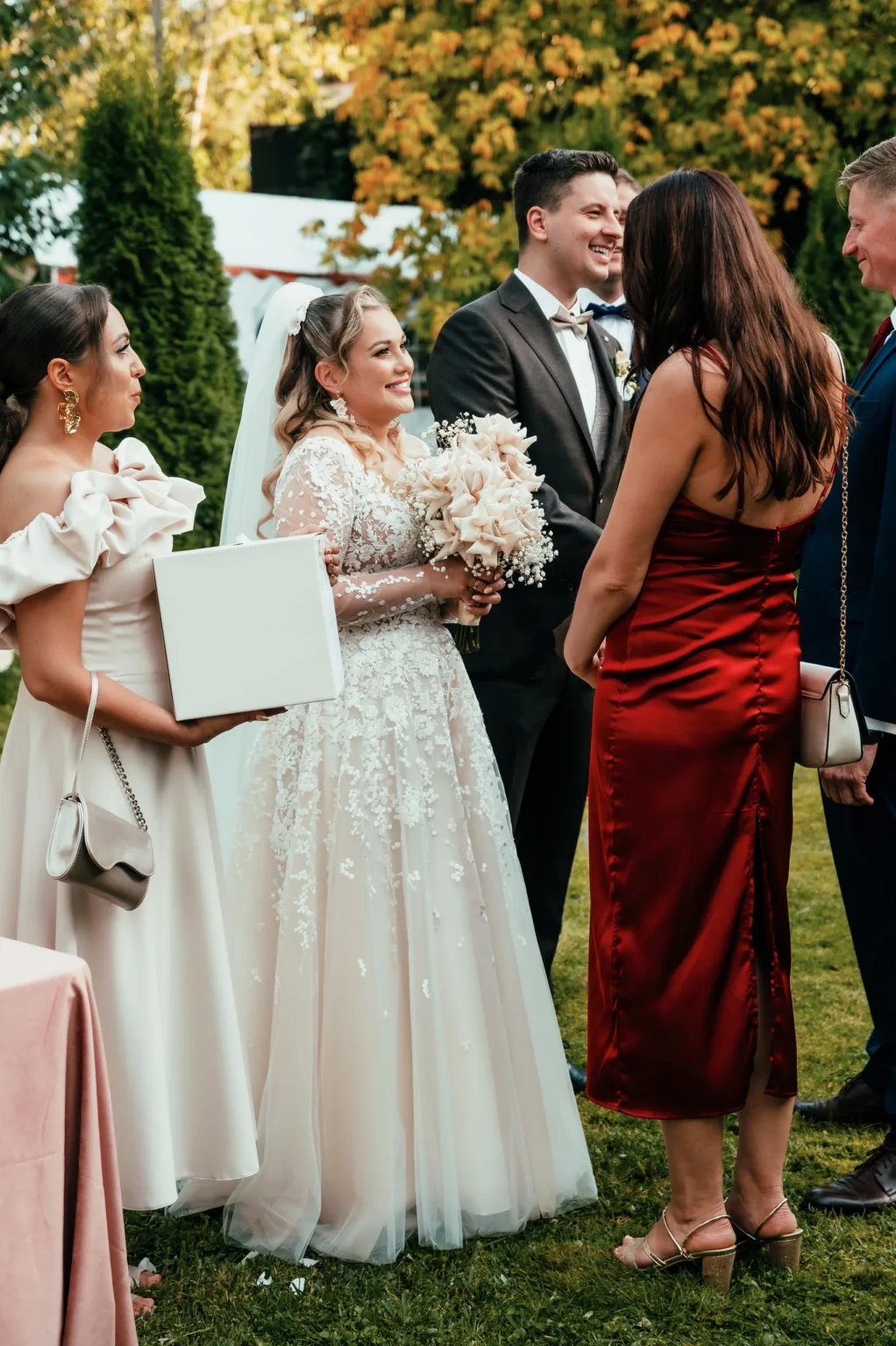 Kasia i Radek — rozmowa gości na ślubie.