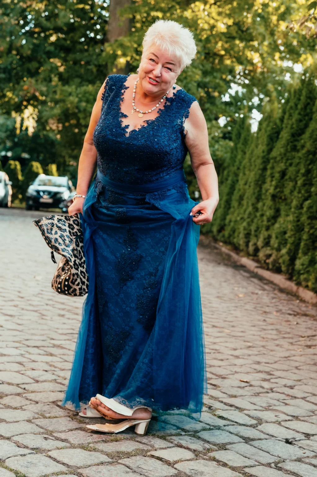 Kasia i Radek — gość weselny na ogrodowej ścieżce.