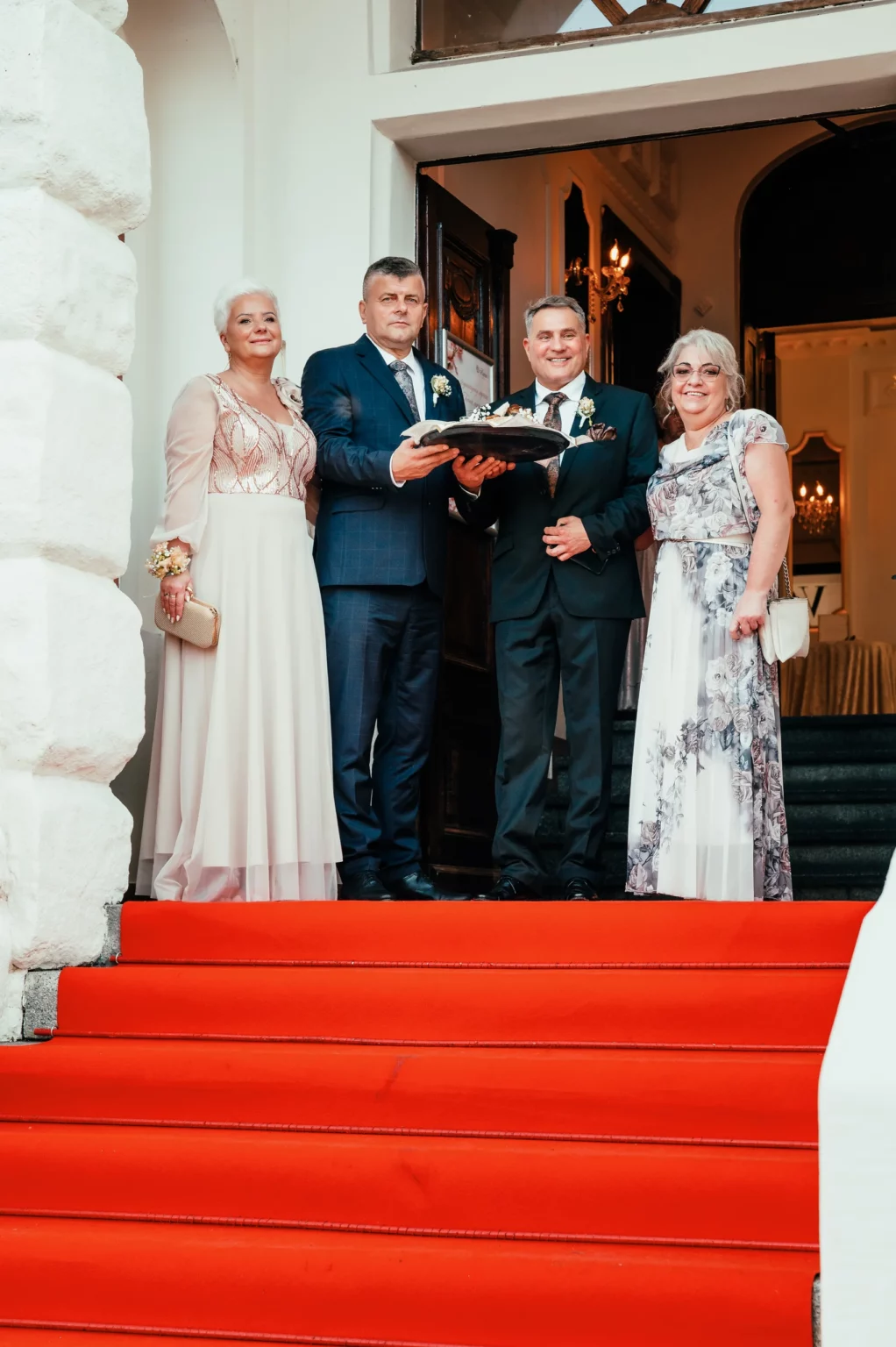 Kasia i Radek — powitanie pary młodej przed salą.