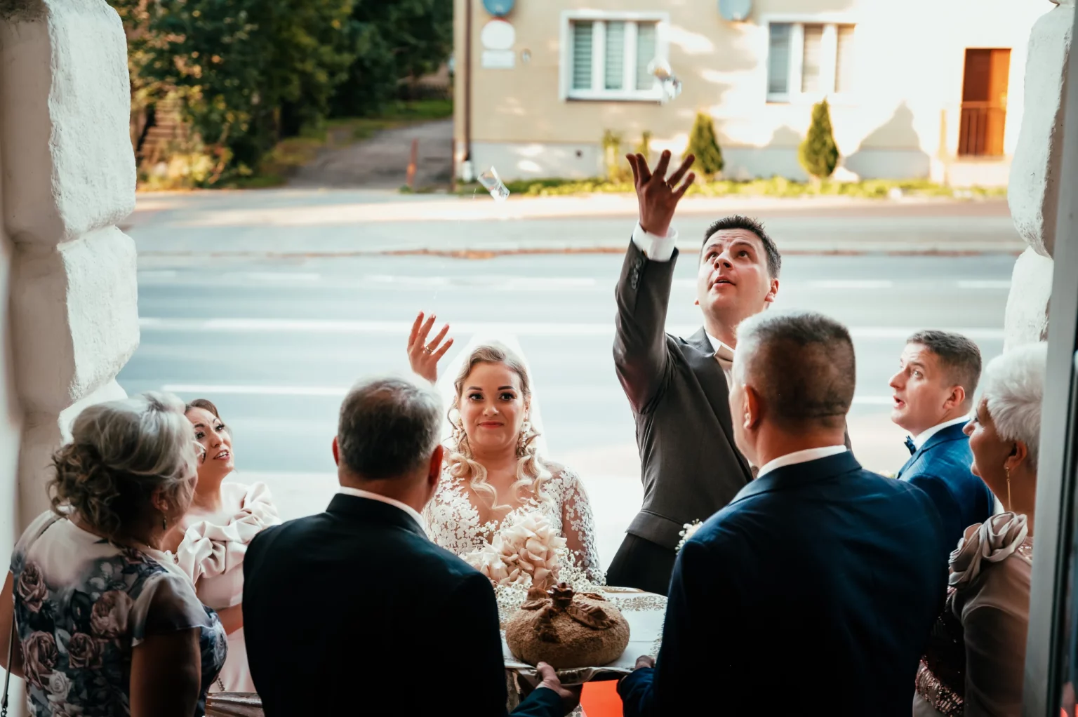 Kasia i Radek — toast przed wejściem na przyjęcie.