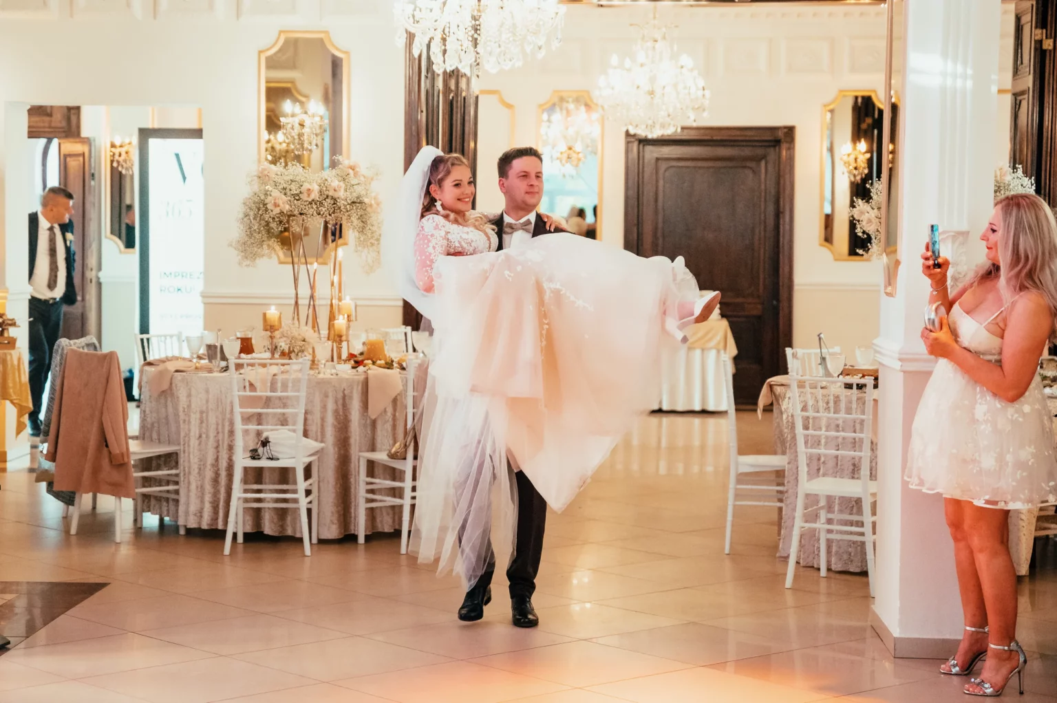Kasia i Radek — powitanie w sali weselnej.