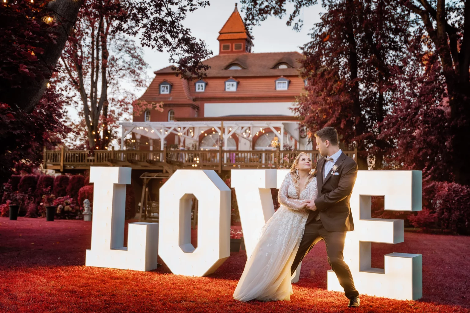 Kasia i Radek — para młoda przy napisie LOVE.