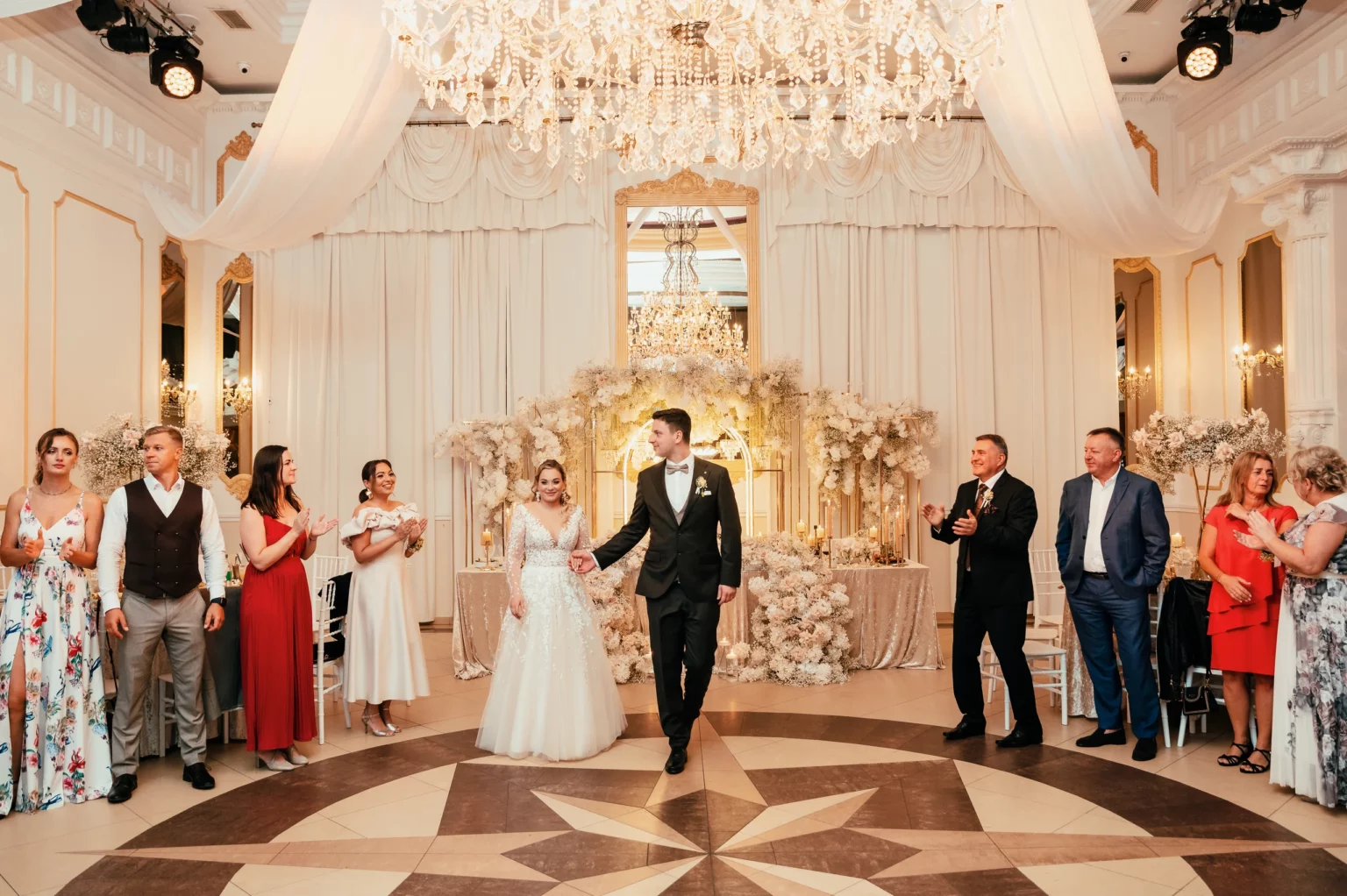 Kasia i Radek — goście otaczają tańczącą parę.