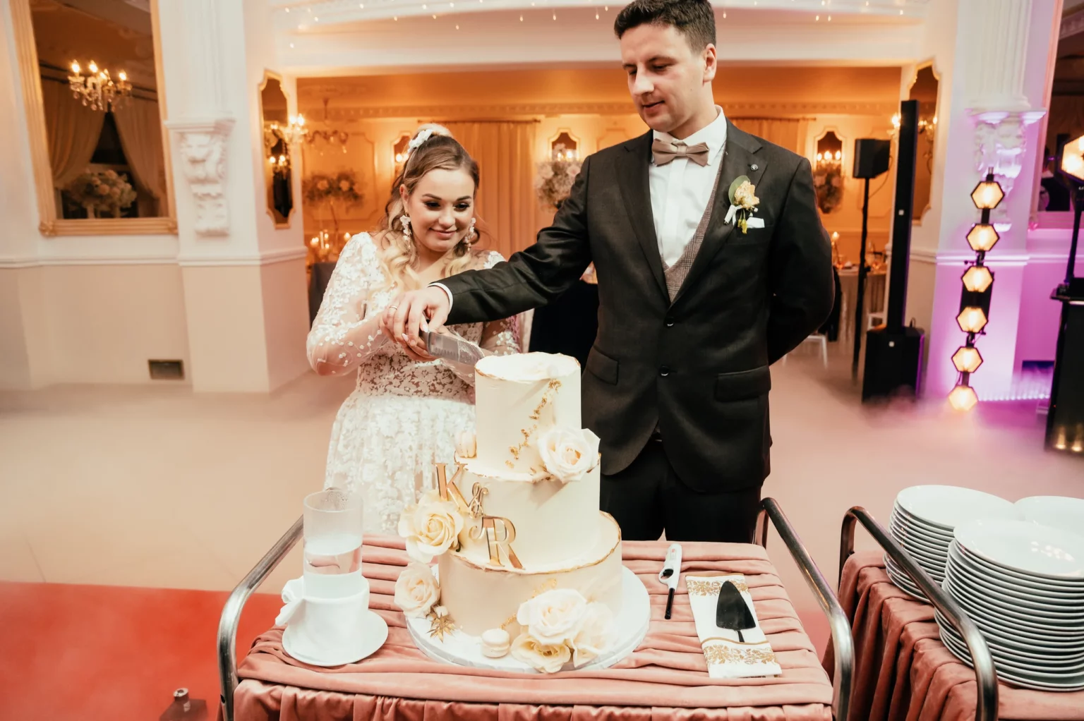 Kasia i Radek — wspólne krojenie tortu.