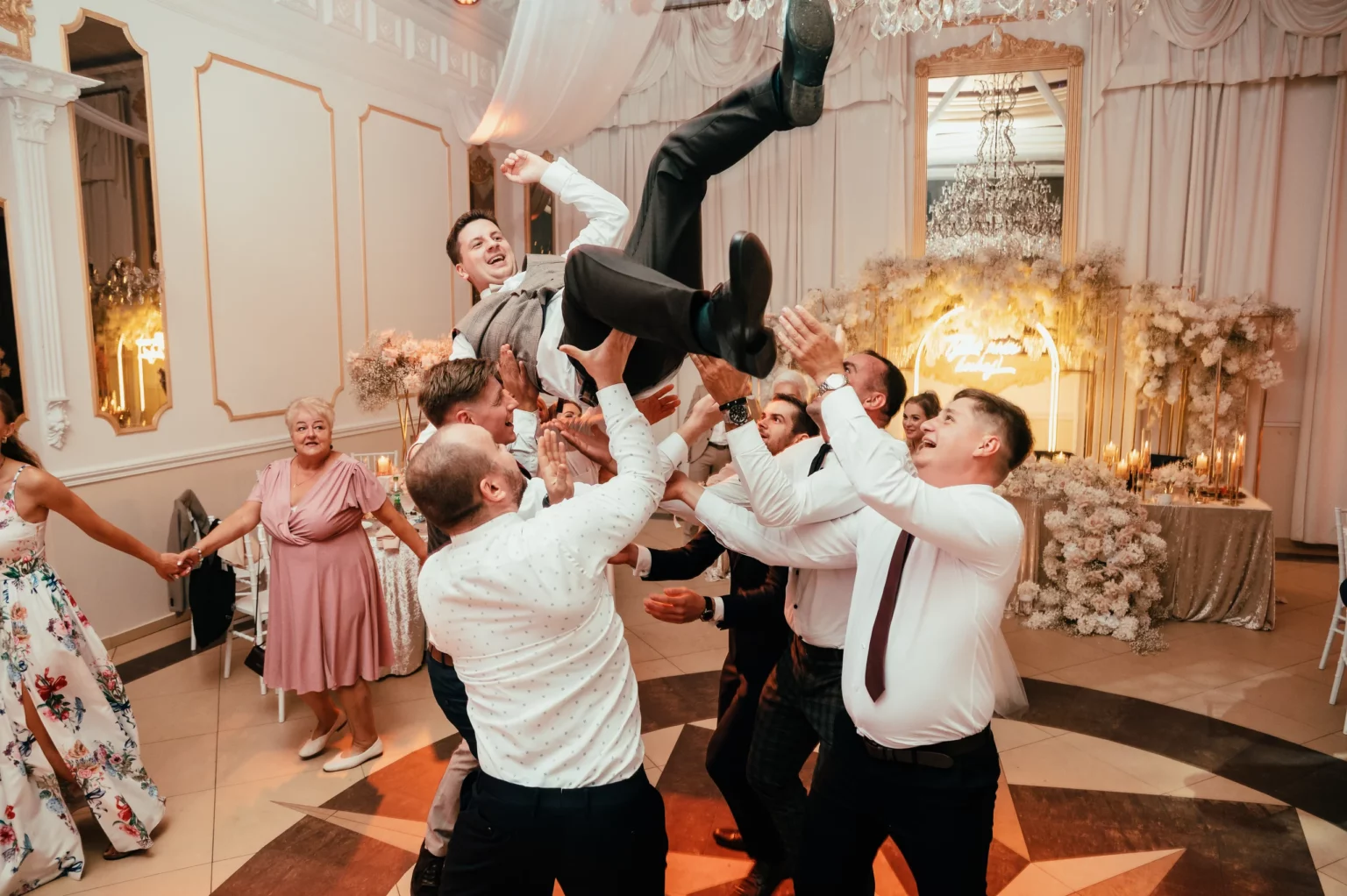 Kasia i Radek — podrzucanie pana młodego podczas zabawy.