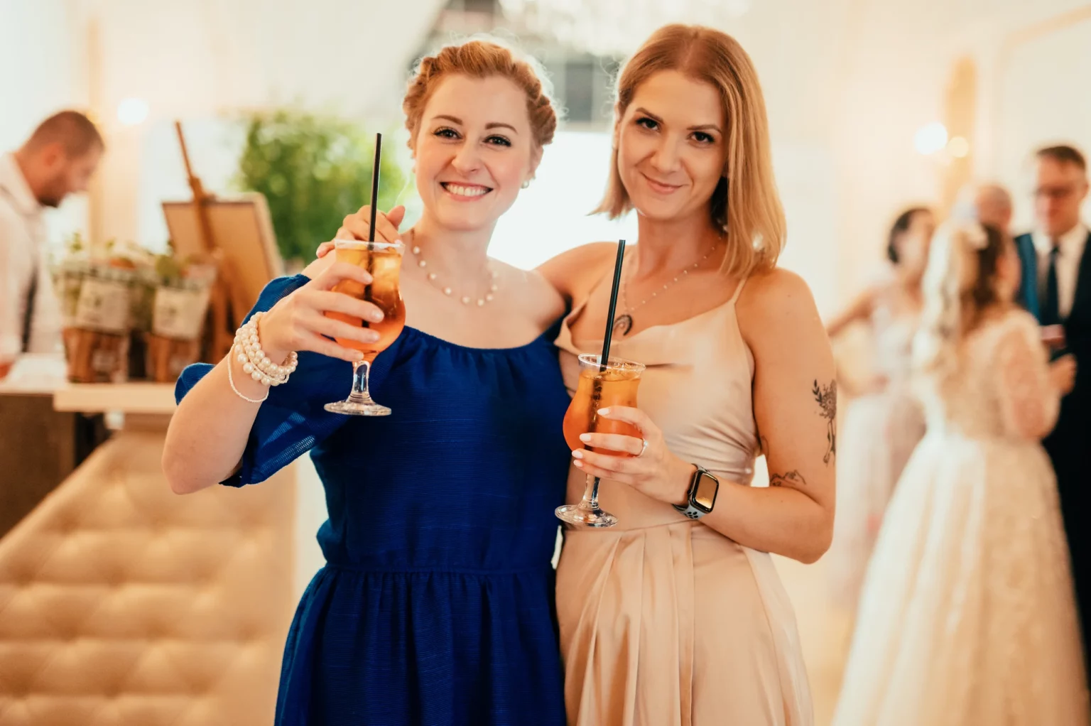 Kasia i Radek — toast i uśmiechy gości.
