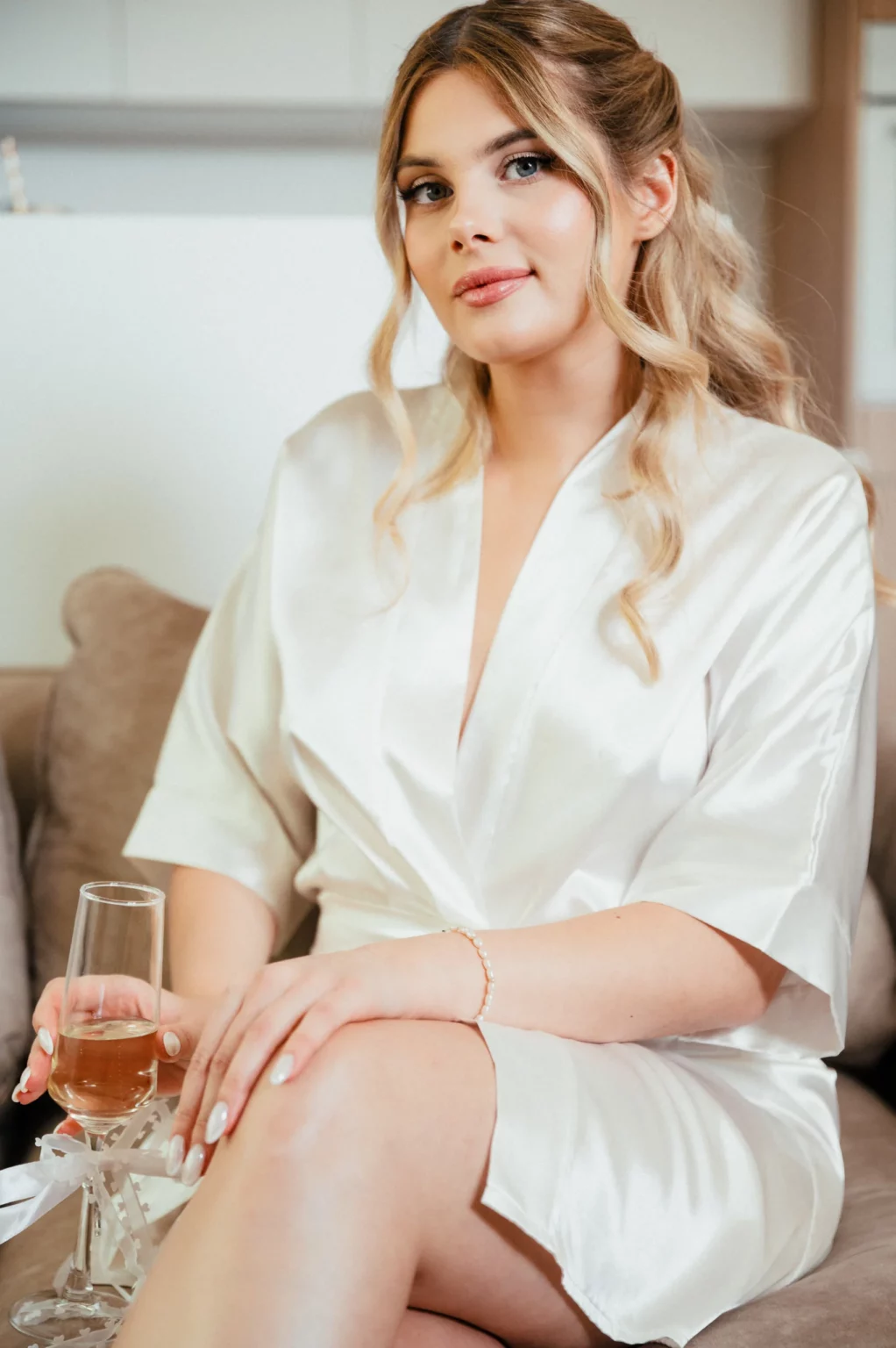 Nadia i Michał — przygotowania panny młodej przy oknie.