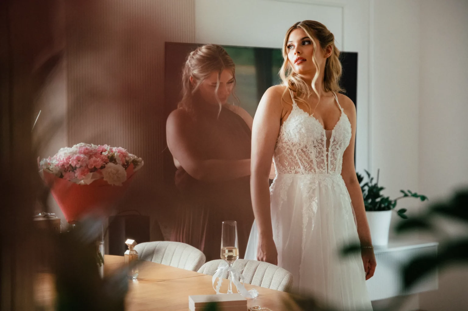 Nadia i Michał — panna młoda przegląda się w lustrze.