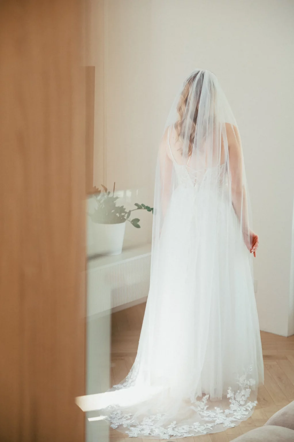 Nadia i Michał — panna młoda w sukni i welonie.