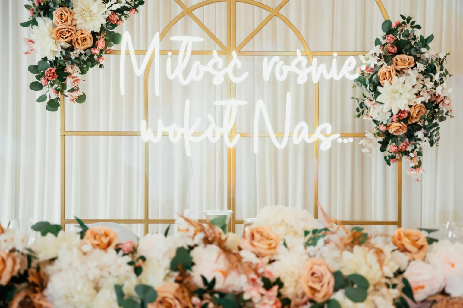 Nadia i Michał — kwiatowa dekoracja stołu.