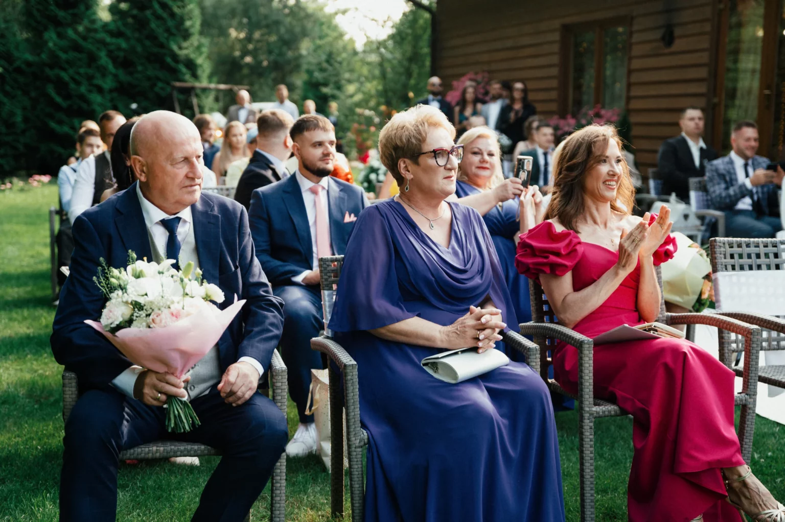 Nadia i Michał — goście podczas ceremonii w ogrodzie.