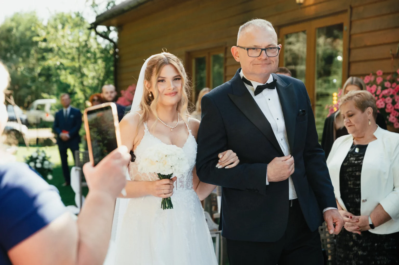 Nadia i Michał — panna młoda idzie do ceremonii.