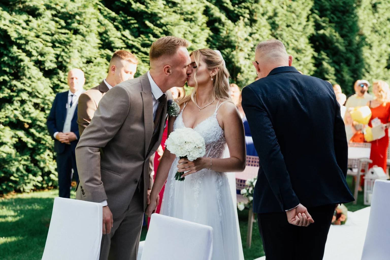 Nadia i Michał — powitanie podczas ślubu.