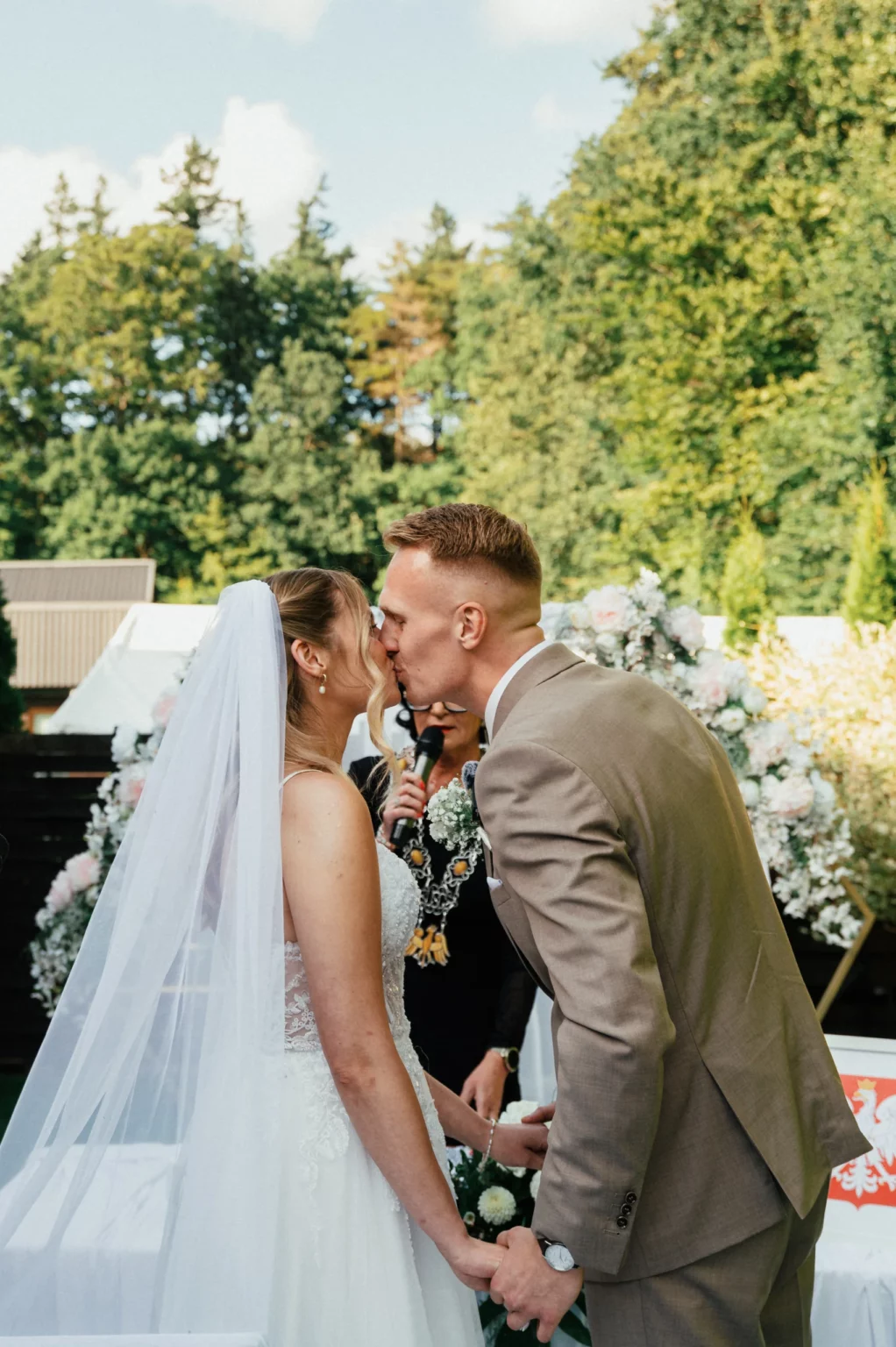 Nadia i Michał — pocałunek po przysiędze.