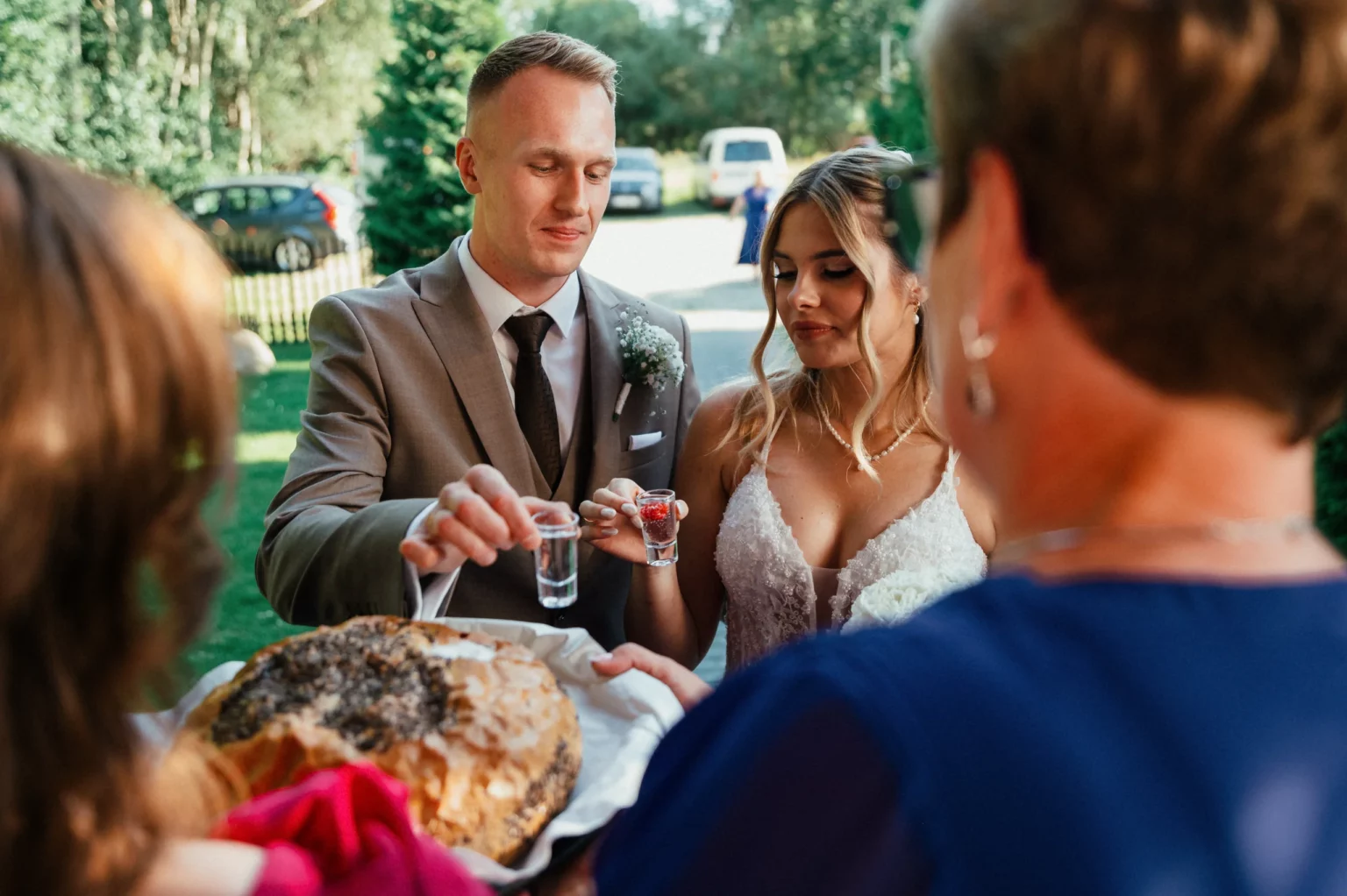 Nadia i Michał — powitalny toast pary młodej.