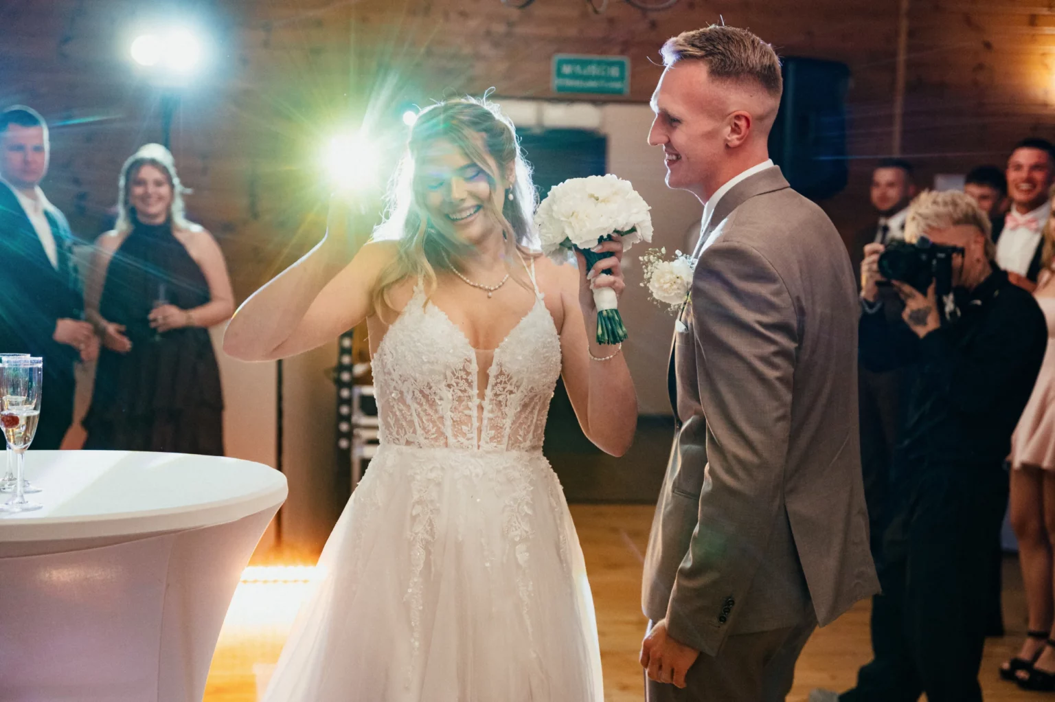 Nadia i Michał — toast w świetle wpadającym do sali.