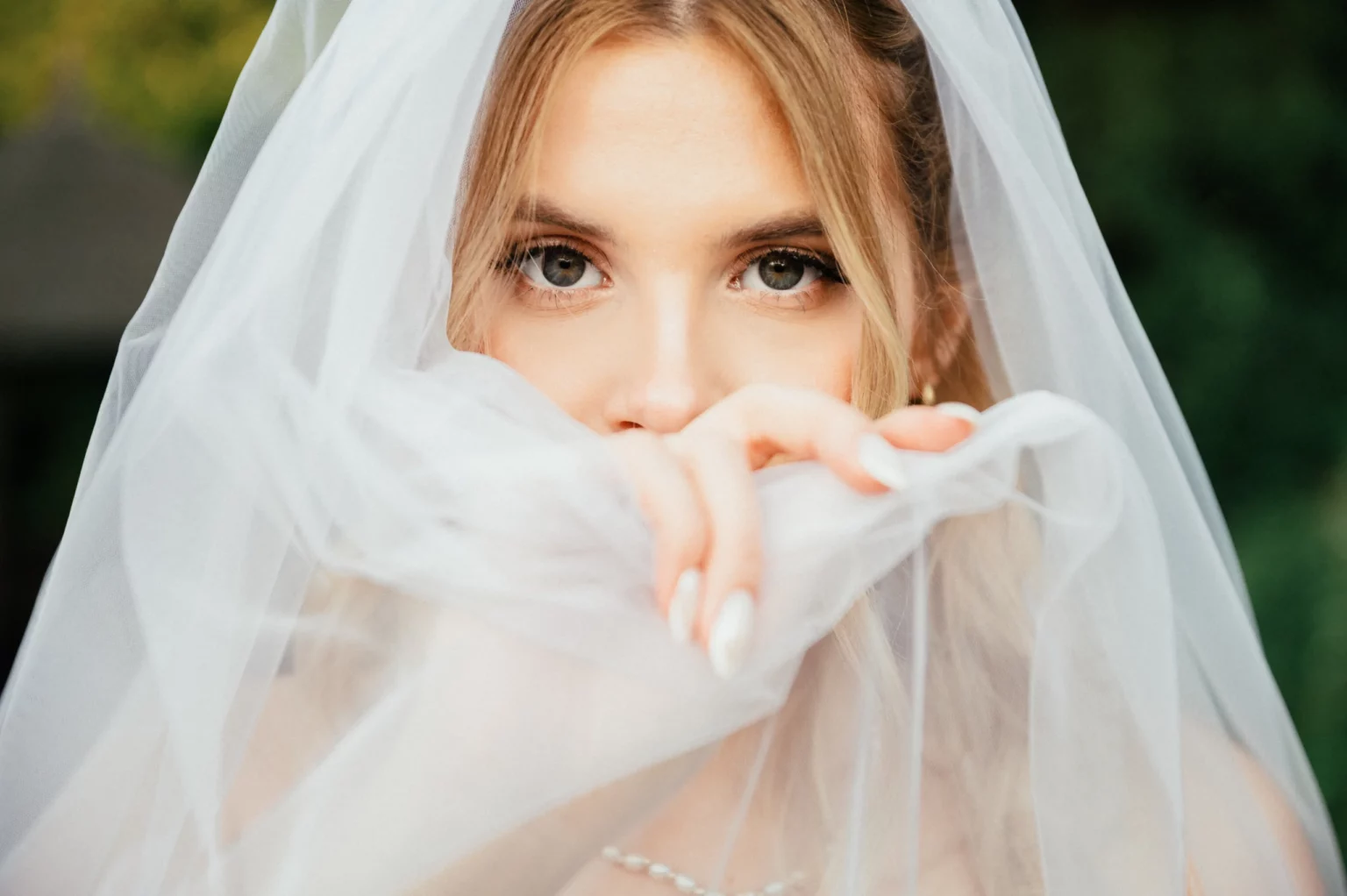Nadia i Michał — portret panny młodej przez welon.