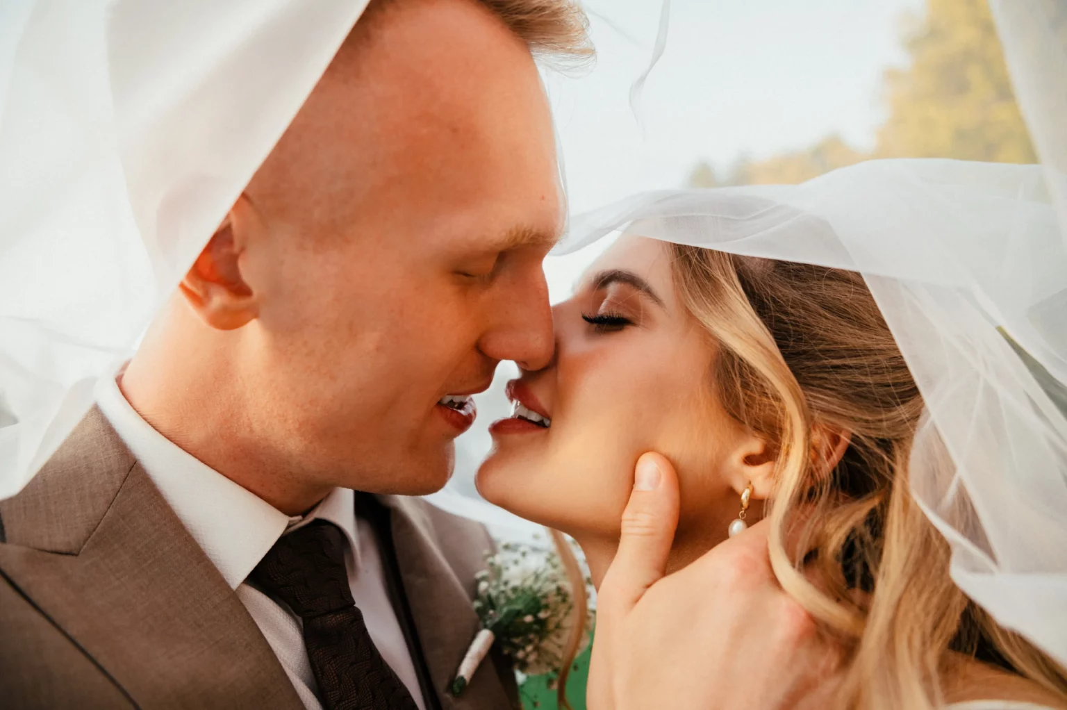 Nadia i Michał — czułe zbliżenie pary pod welonem.