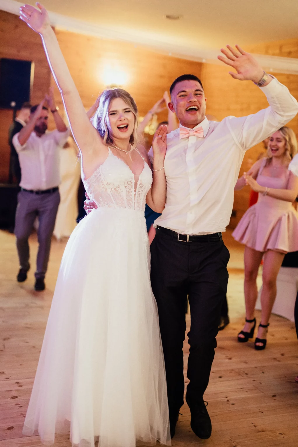 Nadia i Michał — radość pary młodej na przyjęciu.