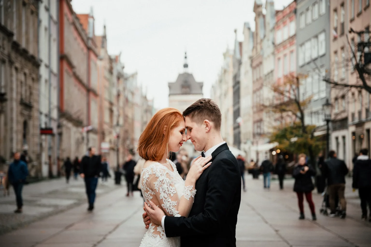Paulina i Gracjan — pocałunek pary młodej na miejskiej ulicy.