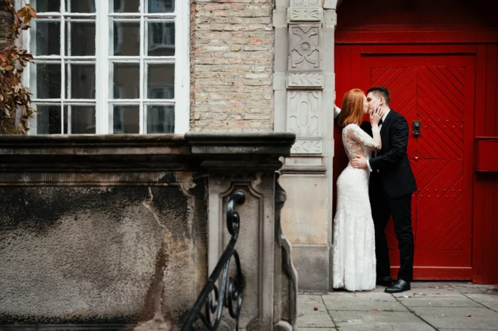 Paulina i Gracjan — portret pary na tle zabytkowej fasady.