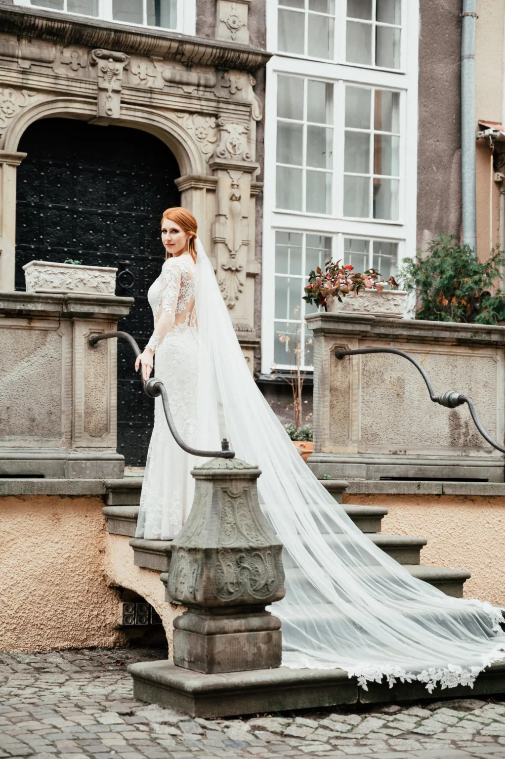 Paulina i Gracjan — panna młoda na kamiennych schodach.
