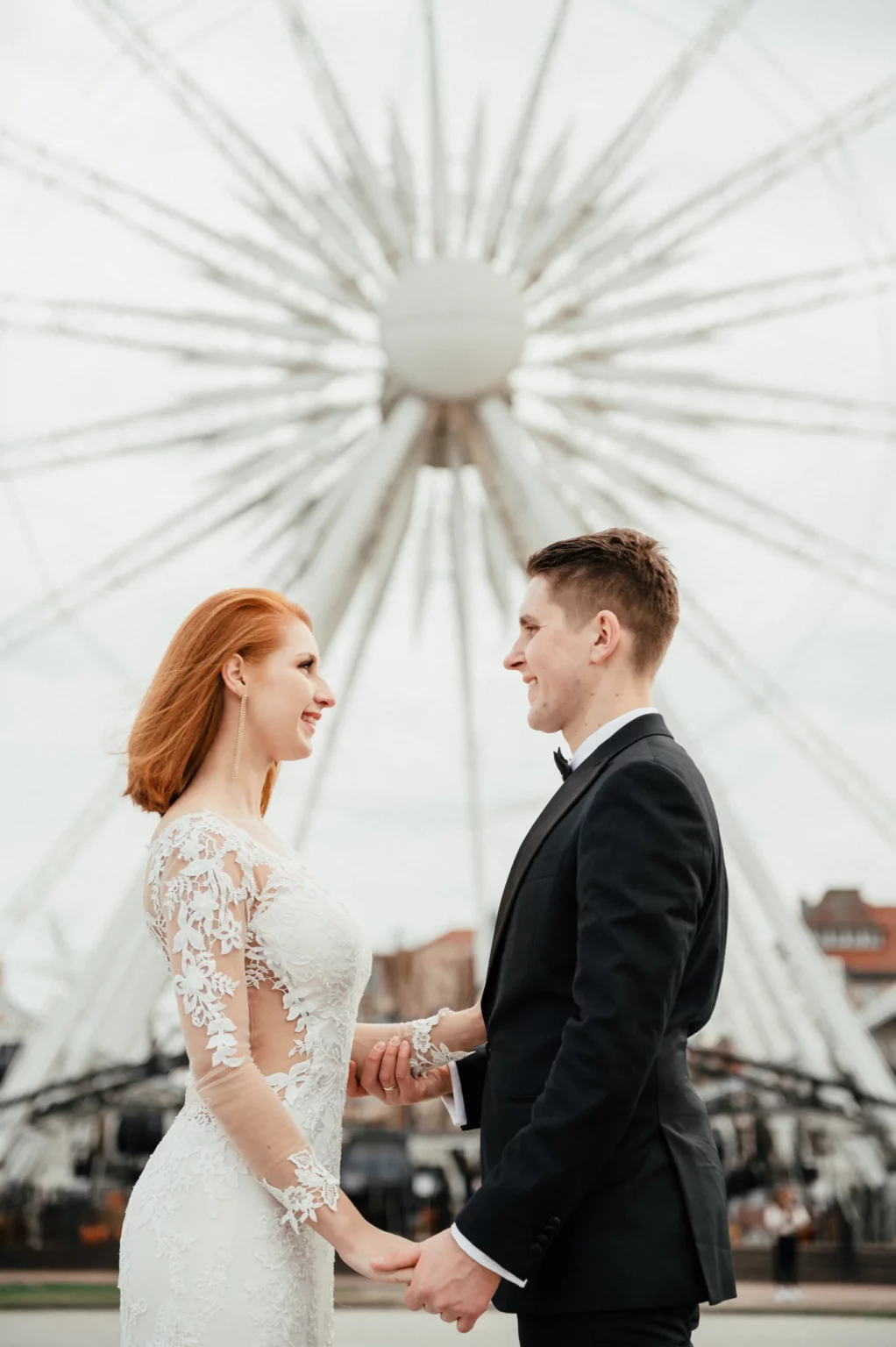 Paulina i Gracjan — para młoda na tle koła widokowego.