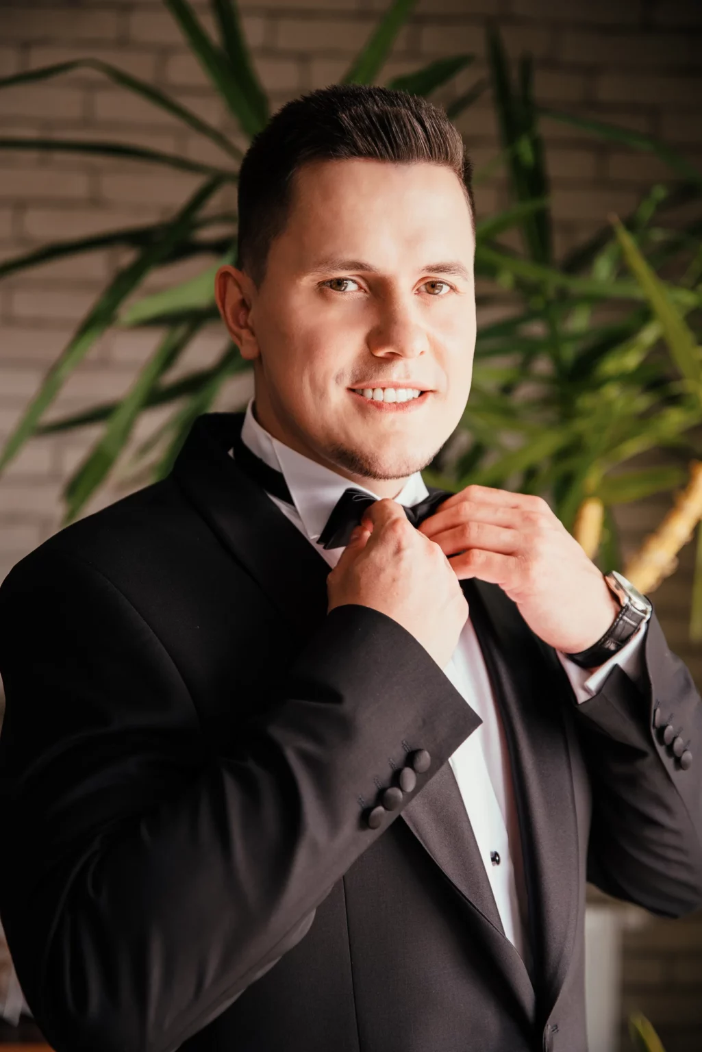 Paulina i Rafał — portret pana młodego przy oknie.