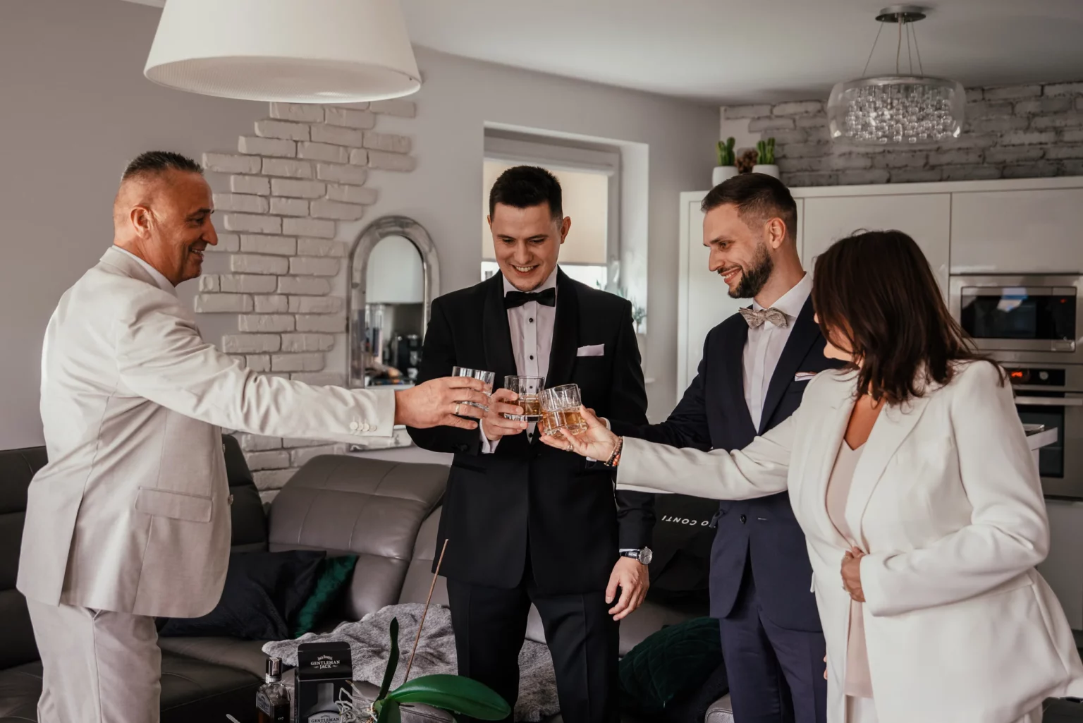 Paulina i Rafał — toast podczas przygotowań pana młodego.