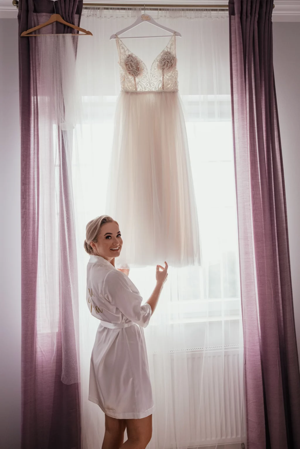 Paulina i Rafał — panna młoda przy oknie.