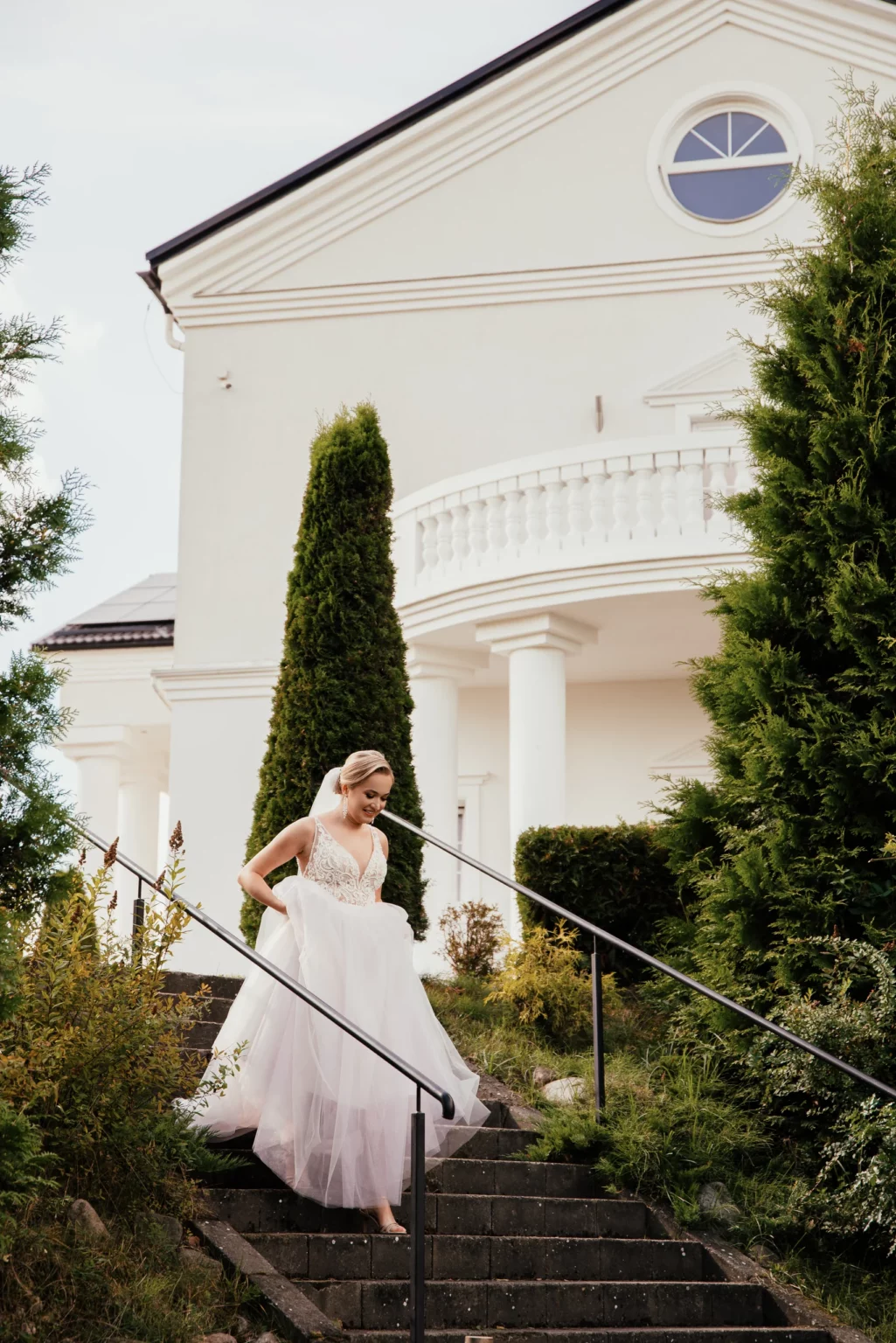Paulina i Rafał — panna młoda wychodzi z domu.