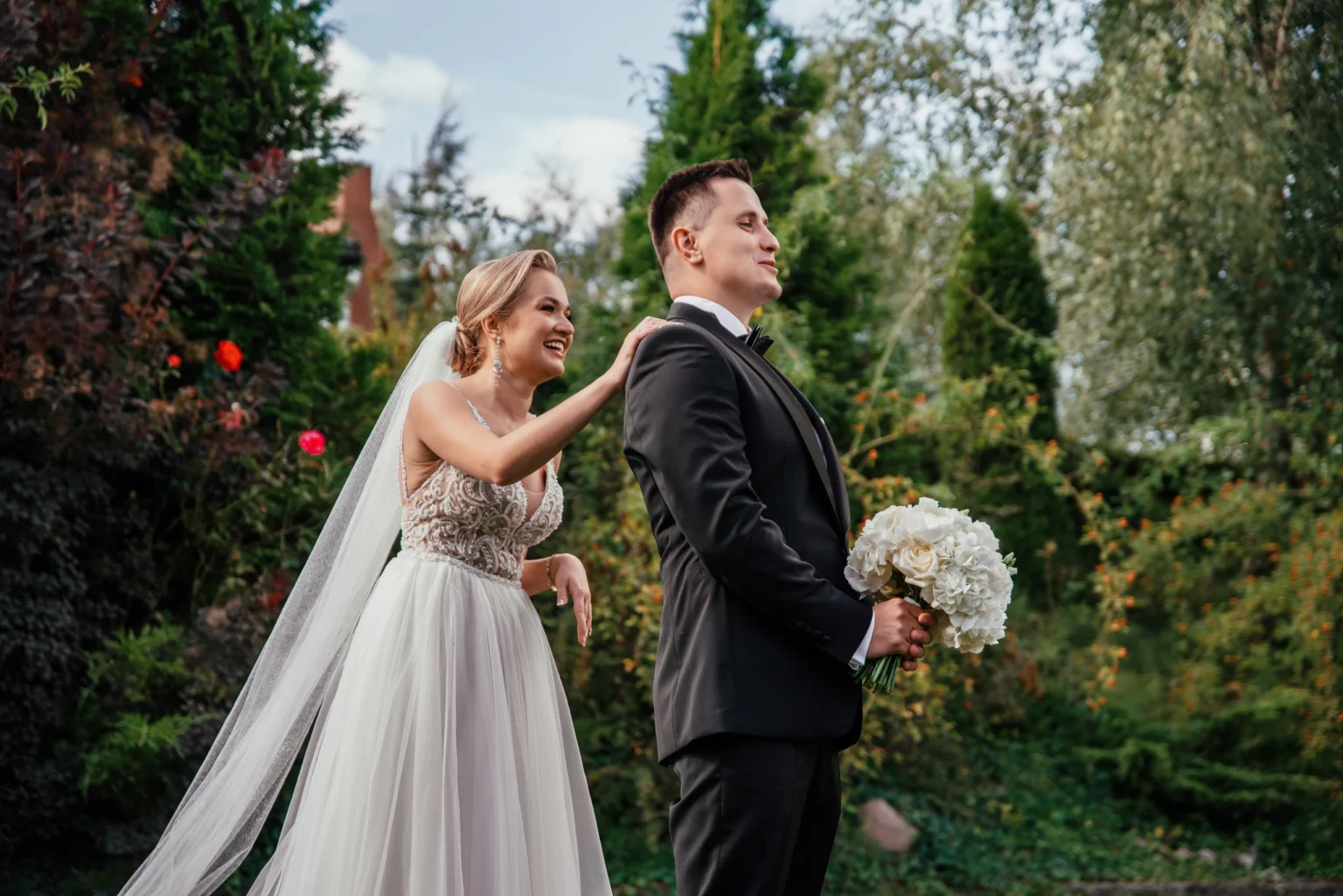 Paulina i Rafał — spotkanie pary młodej w ogrodzie.