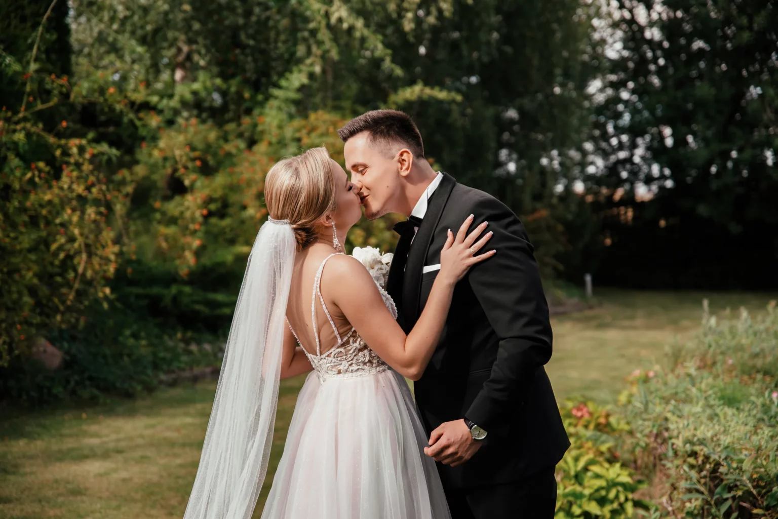Paulina i Rafał — pocałunek przed ślubem.