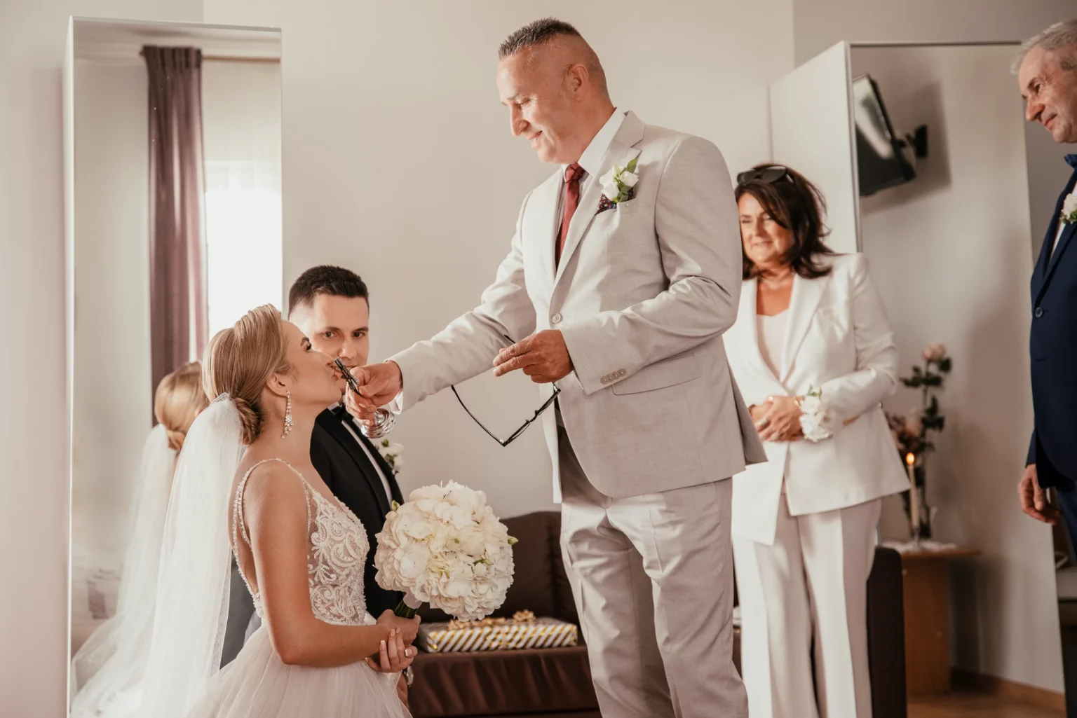 Paulina i Rafał — chwila z rodziną przed uroczystością.