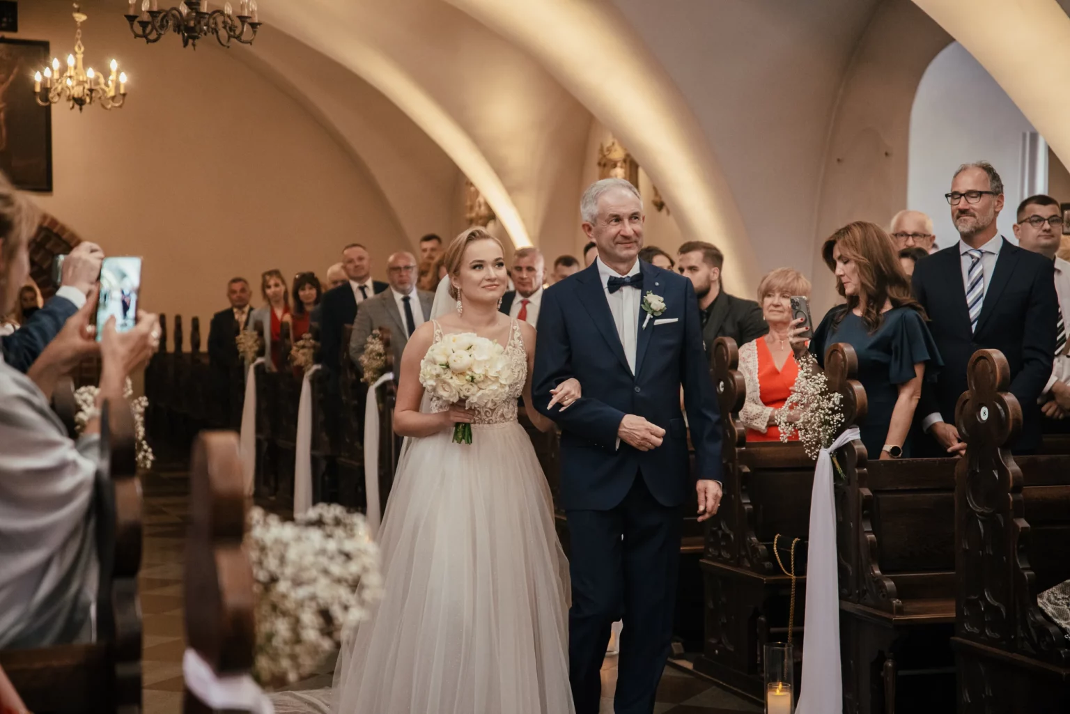 Paulina i Rafał — panna młoda wchodzi do kościoła.