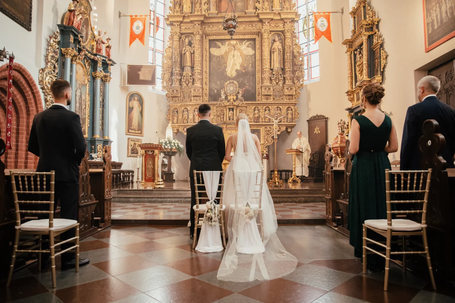 Paulina i Rafał — ceremonia w zabytkowym kościele.