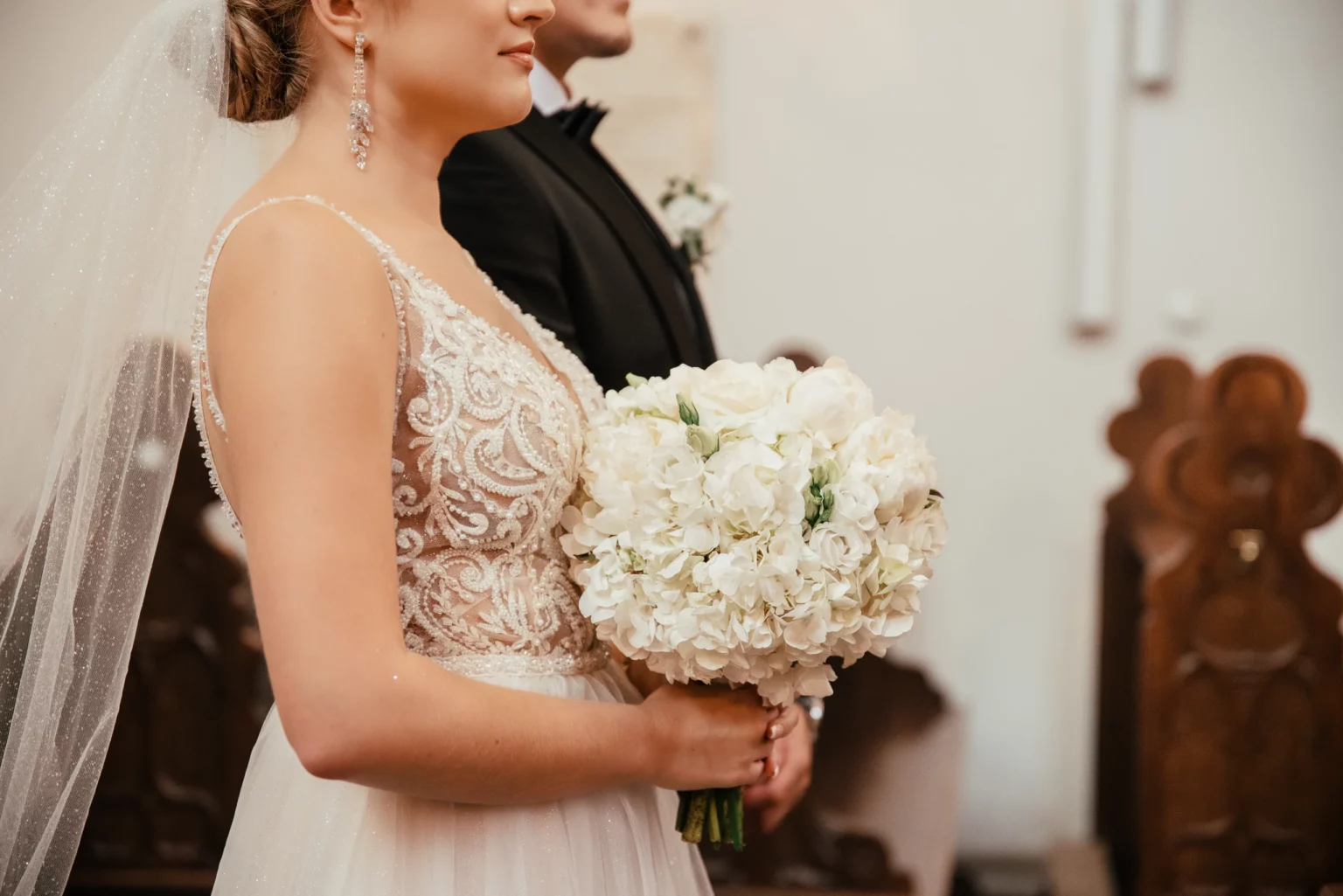 Paulina i Rafał — bukiet ślubny w dłoniach panny młodej.