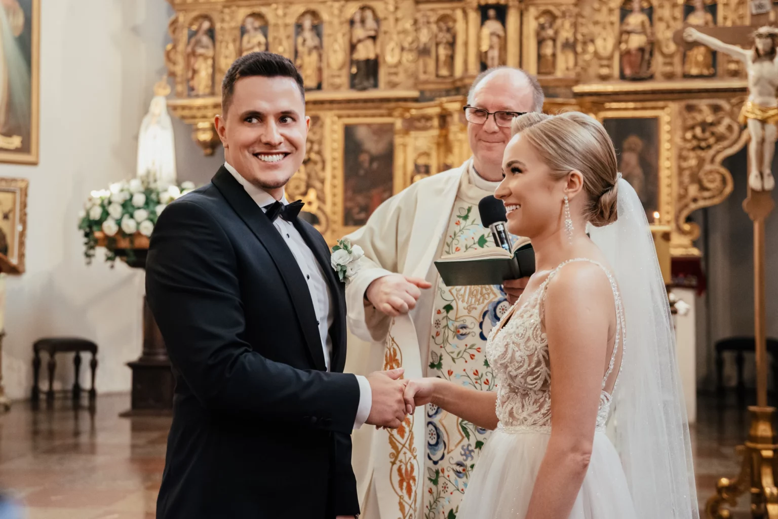 Paulina i Rafał — para młoda przy ołtarzu.