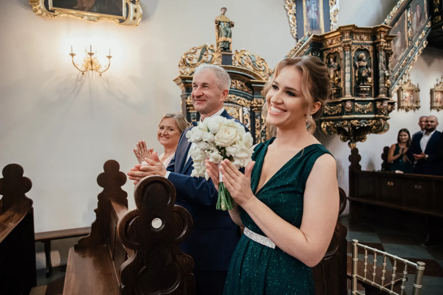Paulina i Rafał — goście siedzący w kościelnych ławach.