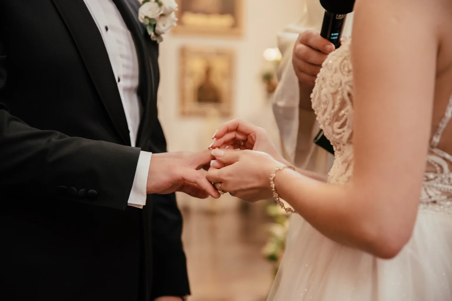 Paulina i Rafał — zakładanie obrączki.