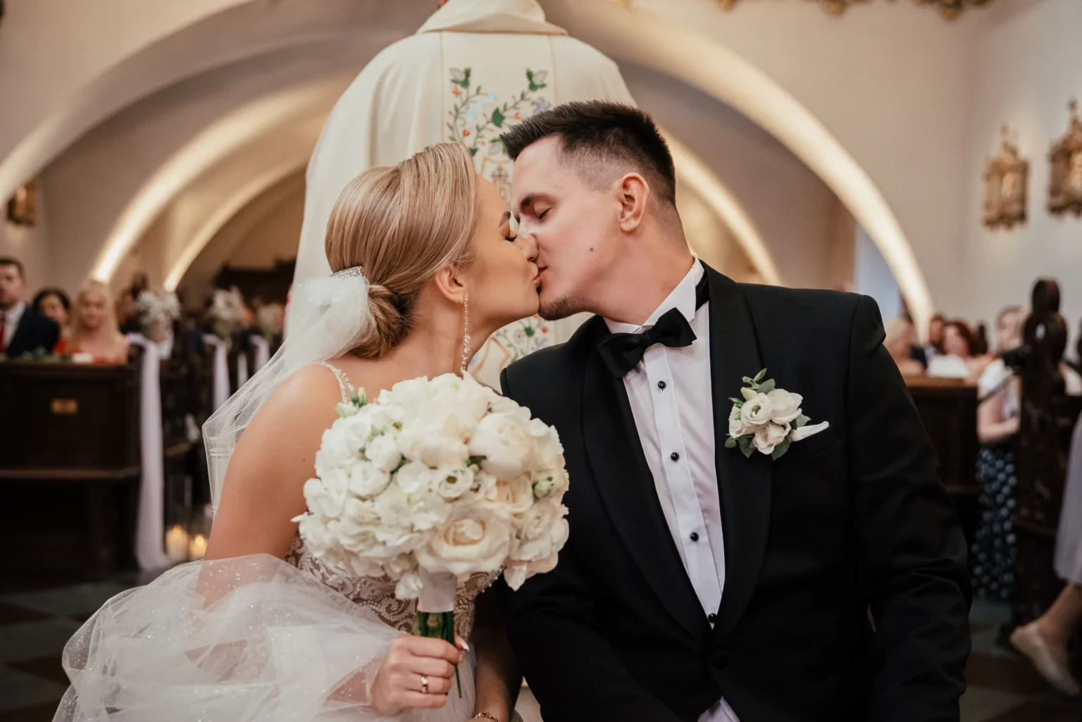 Paulina i Rafał — pocałunek po przysiędze.