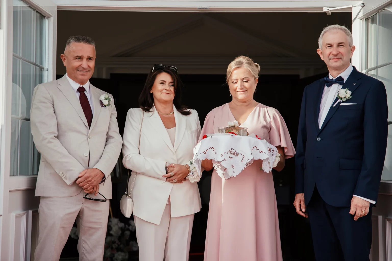 Paulina i Rafał — para młoda z bliskimi na tle sali.