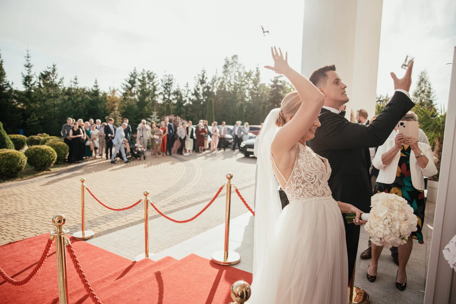 Paulina i Rafał — pan młody niesie pannę młodą na rękach.