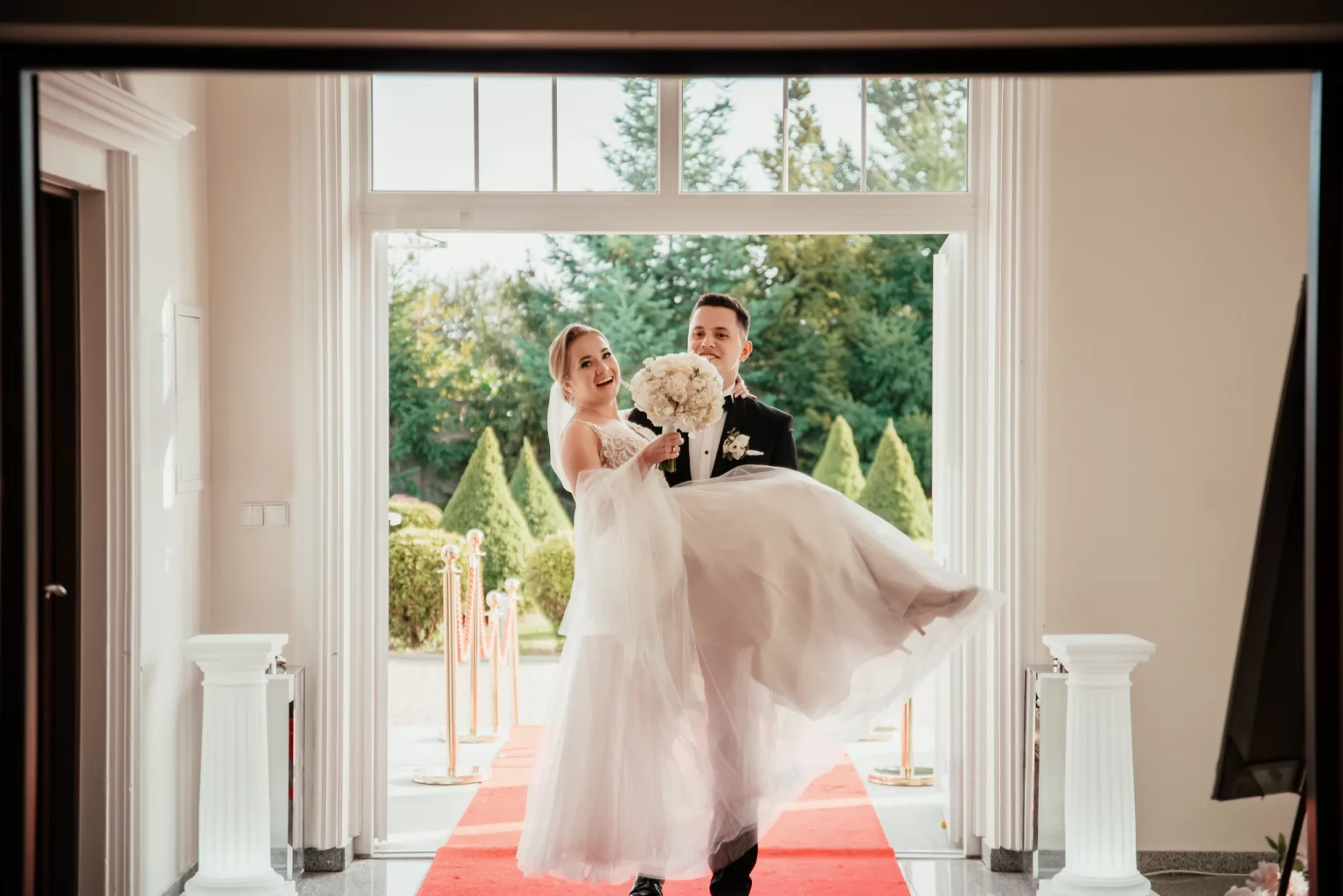 Paulina i Rafał — wejście pary młodej do sali.