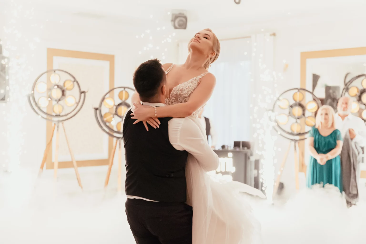 Paulina i Rafał — uniesienie panny młodej podczas tańca.