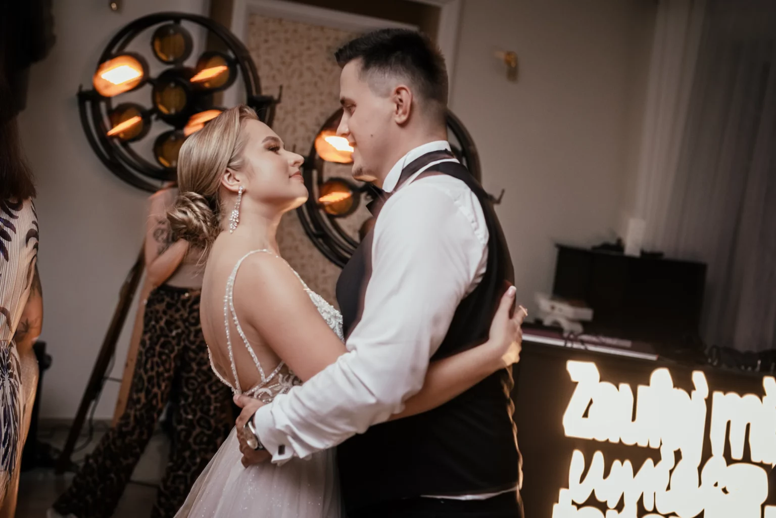 Paulina i Rafał — uścisk tańczących gości.