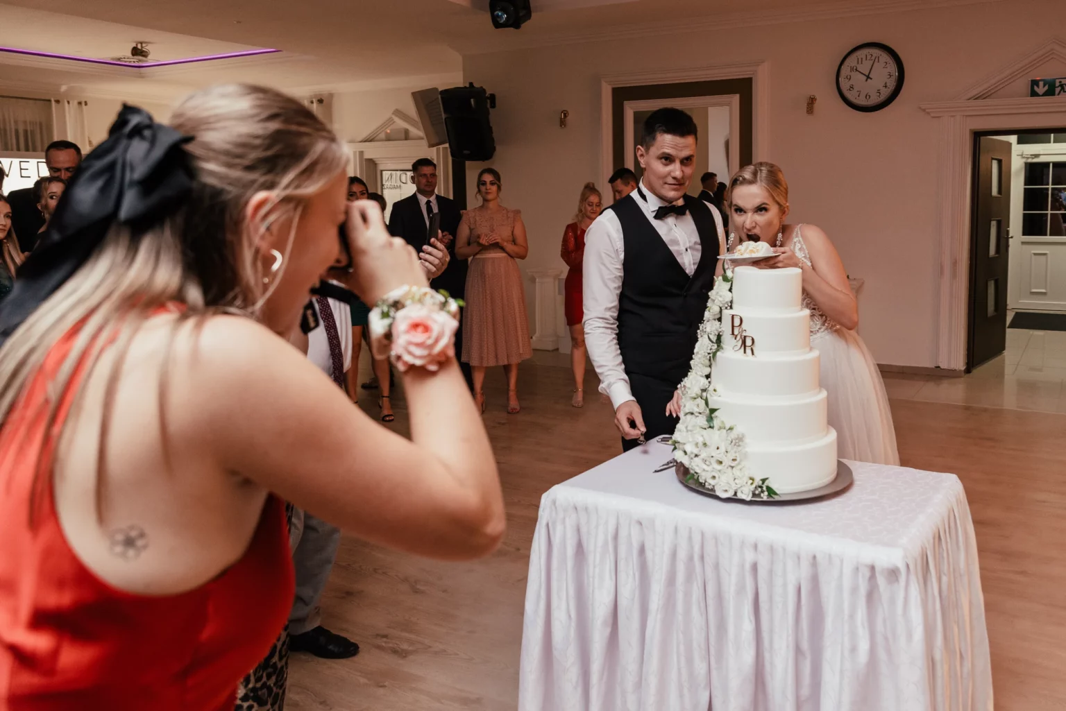 Paulina i Rafał — krojenie weselnego tortu.